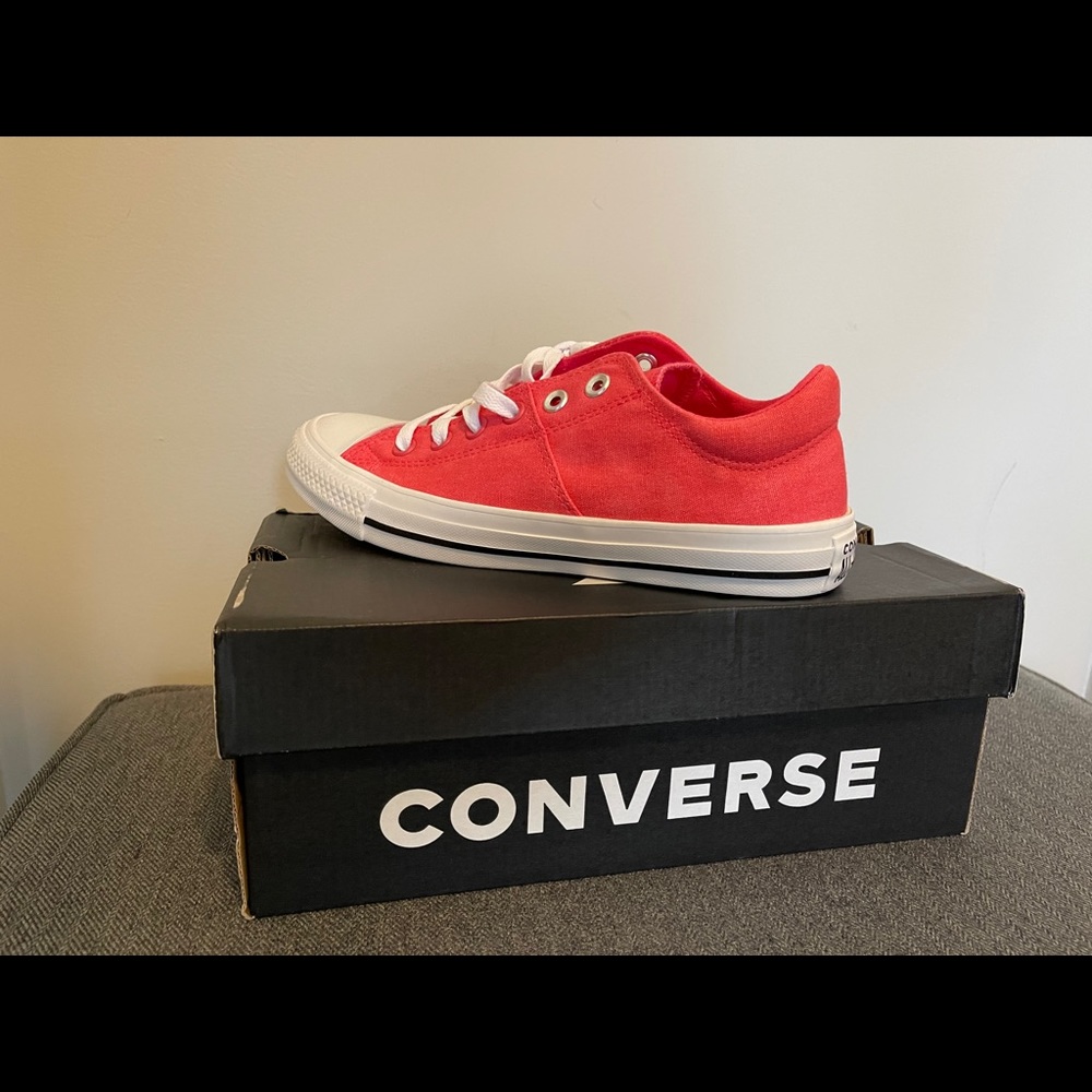 Brand New Strawberry Converse low - Women’s